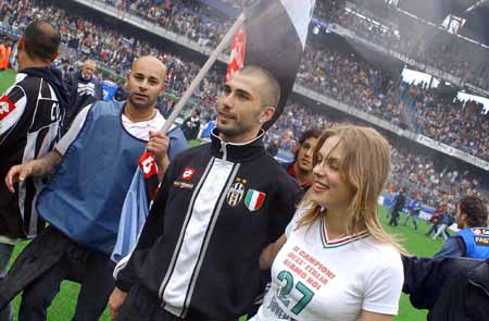 西亚卡姆30分 步行者战胜黄蜂