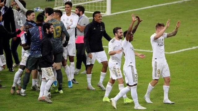 NBA-湖人不敌雄鹿 东契奇与字母哥争抢球权