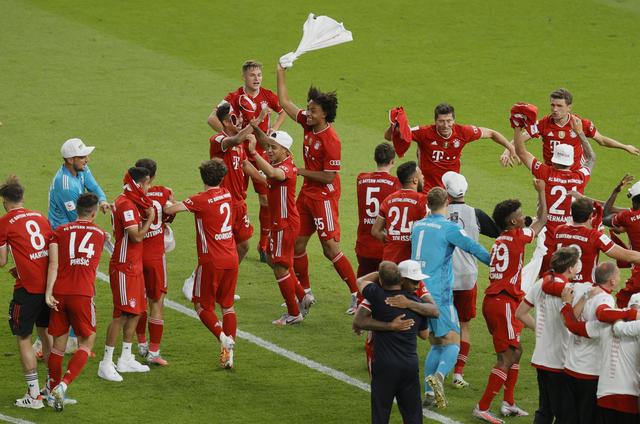 西甲西乙赛季中场休息：皇家奥维耶多与体育俱乐部的悬崖边舞蹈